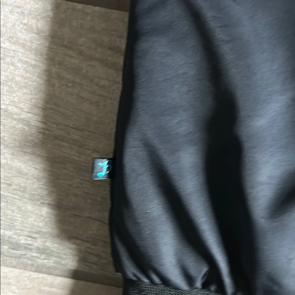 Black Puffer Jacket with Ribbed Cuffs and Water-Resistant Finish - Picture 7 of 7